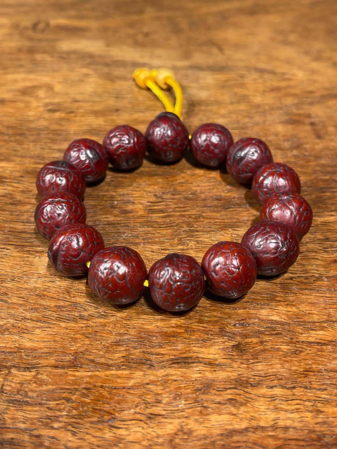 此串老凤眼菩提是前藏家盘玩数十年的老手串,整体包浆浑厚细腻,每一粒