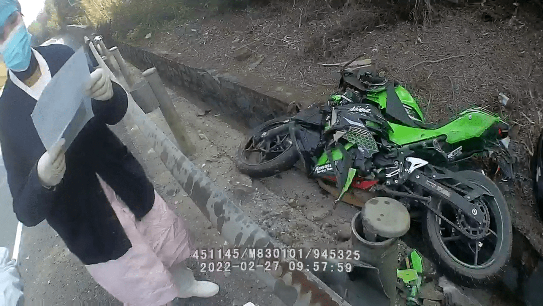 一名满身血污的男子,民警立即上前查看,男子任某双腿骨折,不能动弹