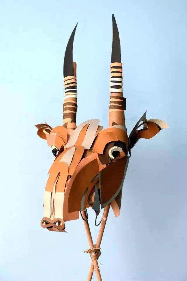 美女雕塑家annawilihighfield与她的纸雕塑动物们