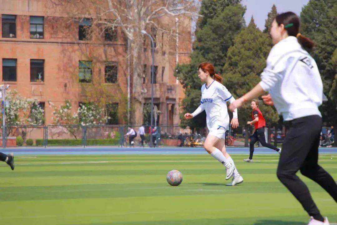 足球场|清华女学霸足球场上连捧杯，更获直博资格，她是怎么做到的？