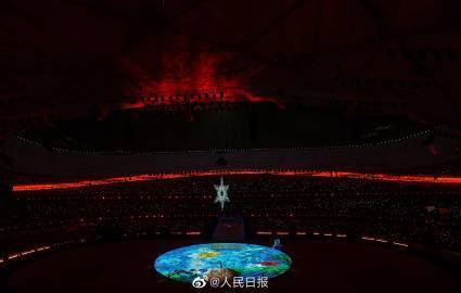 温暖又有力量！“留声机”上呈现出“爱”的字样造型