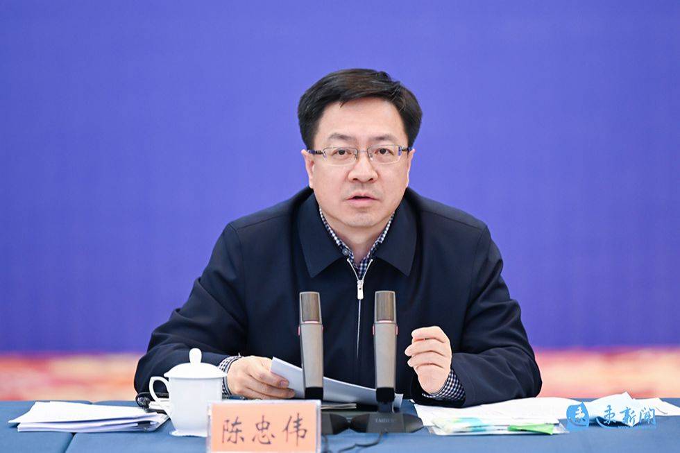 市委副书记,市长陈忠伟强调,要迅速进入应急响应状态,按照从严从紧的