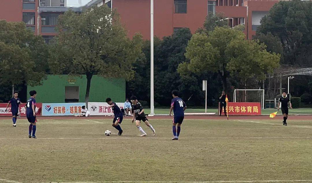 最终绍兴市袍江中学足球队获得男子组冠军,嵊州市爱德初级中学足球队