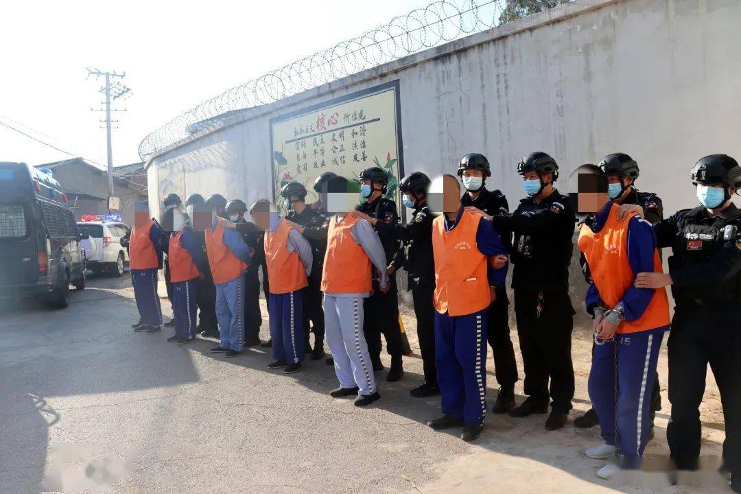 场面震撼楚雄一地警方集中押解20名犯罪嫌疑人辨认作案现场