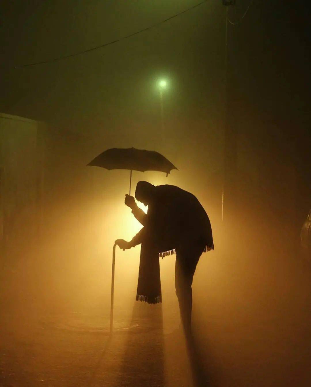 撑一把伞捕捉雨天独特的风景