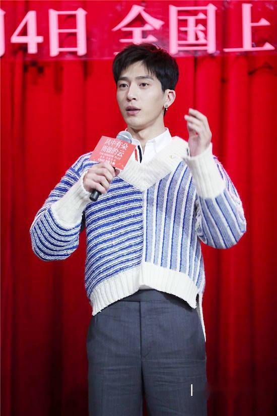 常态 春日穿搭 张子枫关晓彤示范学生装正确打开方式