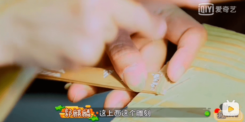 到他自己在扇面创作,舔笔,斩卷等专业词汇,也是一茬接一茬.