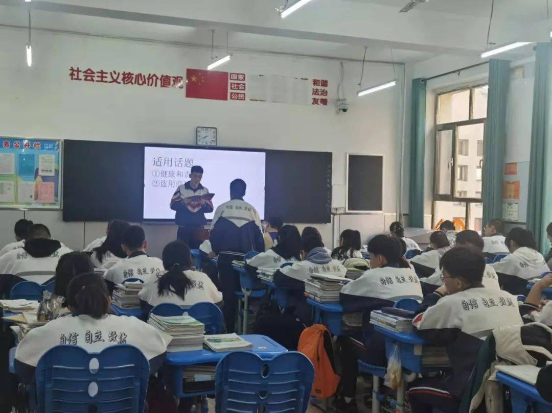 包铁五中3月14日早上,包铁五中全体高三教职工早早到岗,迎接高三学生