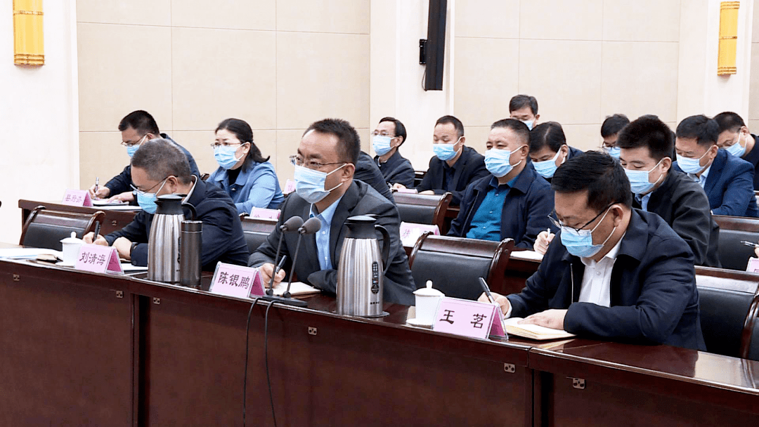 县委副书记,大王镇党委书记陈银鹏,副县长王茗在我县分会场参加收听