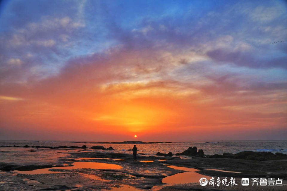 好景山东炫彩夺目日照灯塔日出东方彩霞飘你被美到了吗