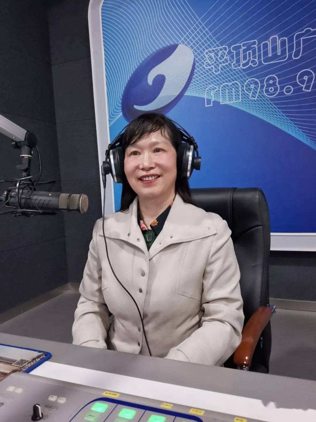 仰望理想脚踏实地争做四有好老师平顶山市第二高级中学教师刘勤做客