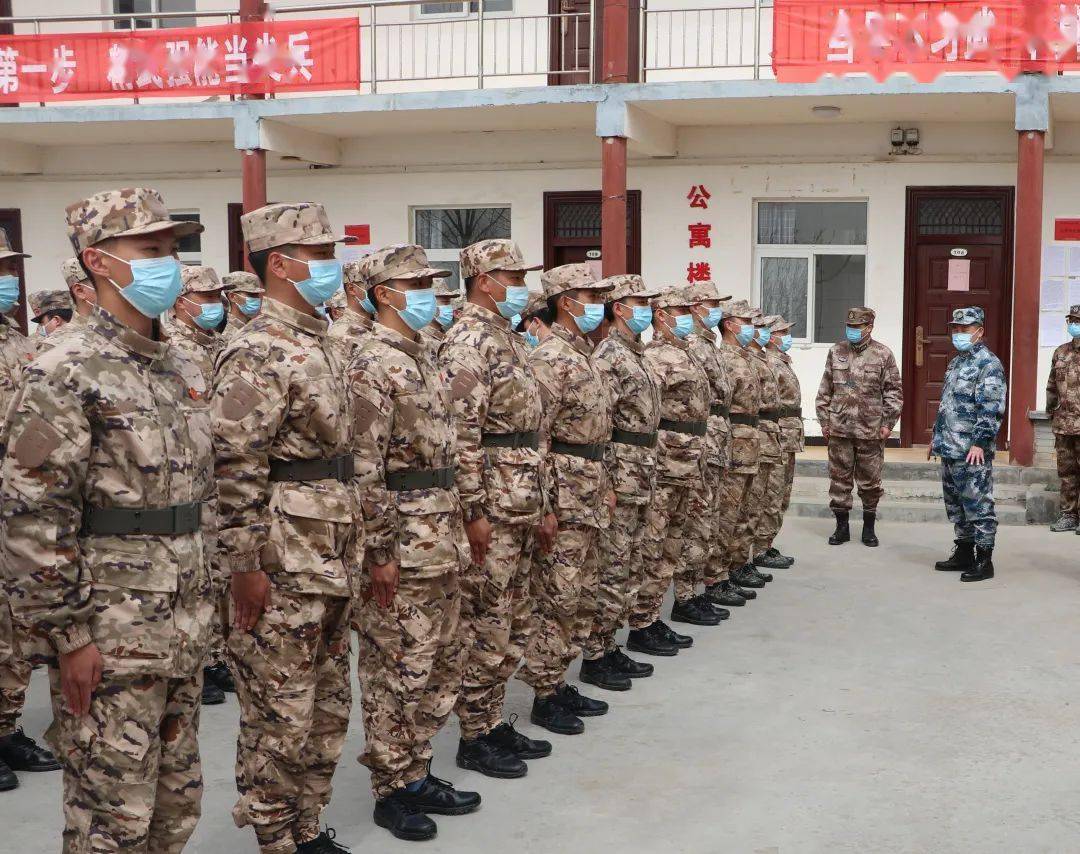 河南省郑州警备区领导为惠济区预定新兵佩戴豫征虎兵忠心向党品牌标识