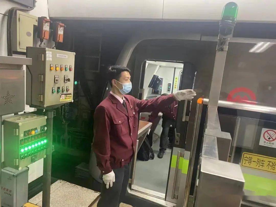 共同防控】上海地铁员工全力抗击疫情 共筑安全第一线_工作_消毒_人员