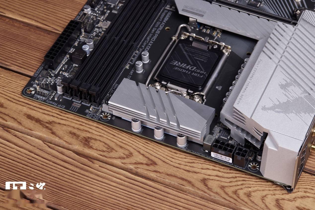 【IT之家开箱】技嘉雪雕 B660M 主板图赏：银装战甲，千元利刃