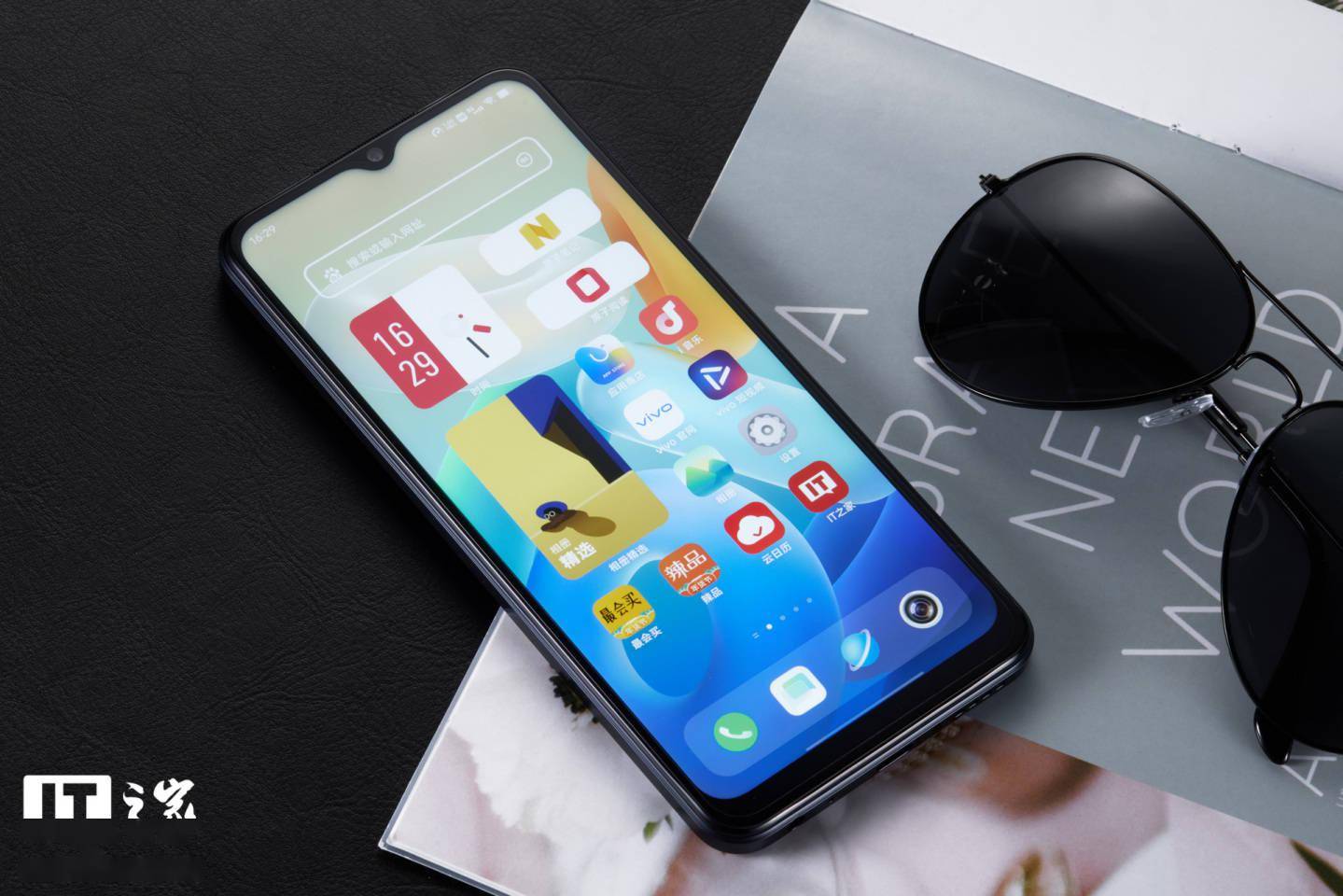 【IT之家开箱】vivo Y33s 5G 手机图赏：清蓝微光，经典深邃