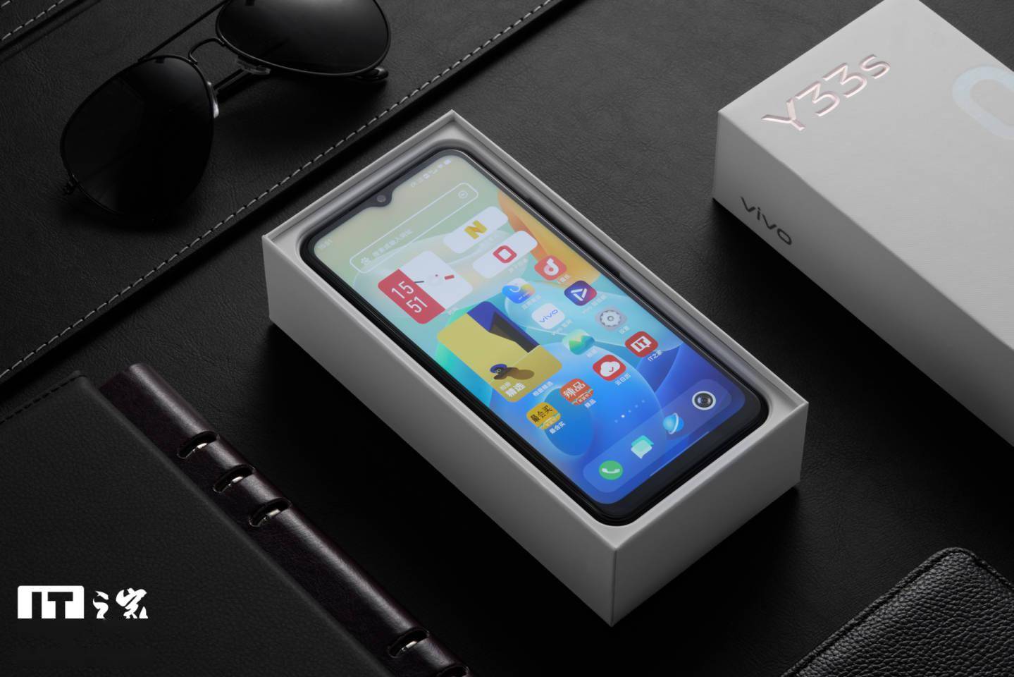 【IT之家开箱】vivo Y33s 5G 手机图赏：清蓝微光，经典深邃