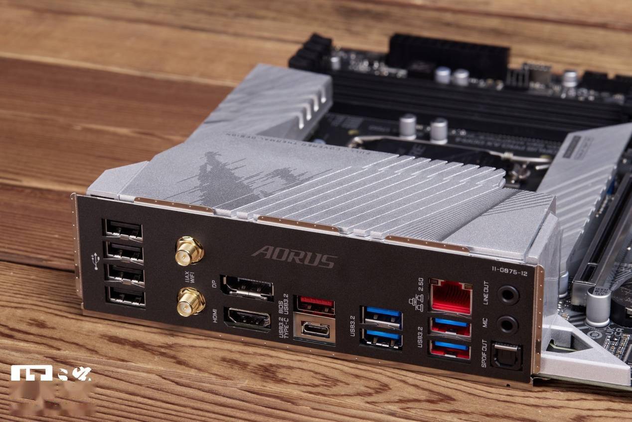 【IT之家开箱】技嘉雪雕 B660M 主板图赏：银装战甲，千元利刃