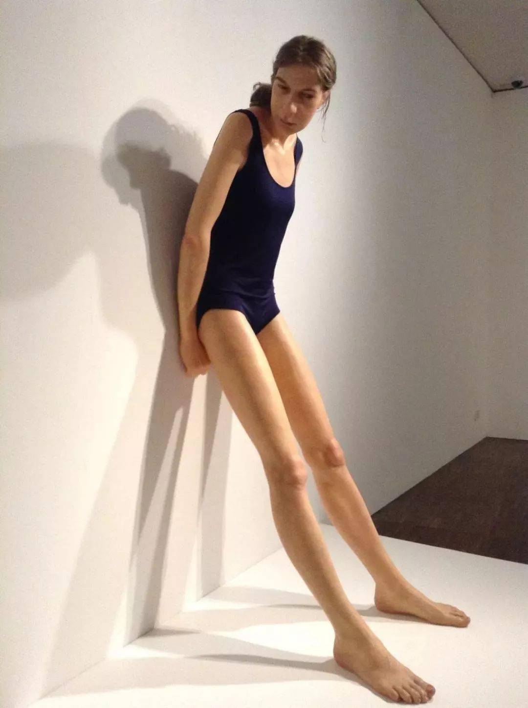 Mueck|超震撼的写实人体！真实到毛骨悚然，放大10倍都耐看：细节里藏着魔鬼···