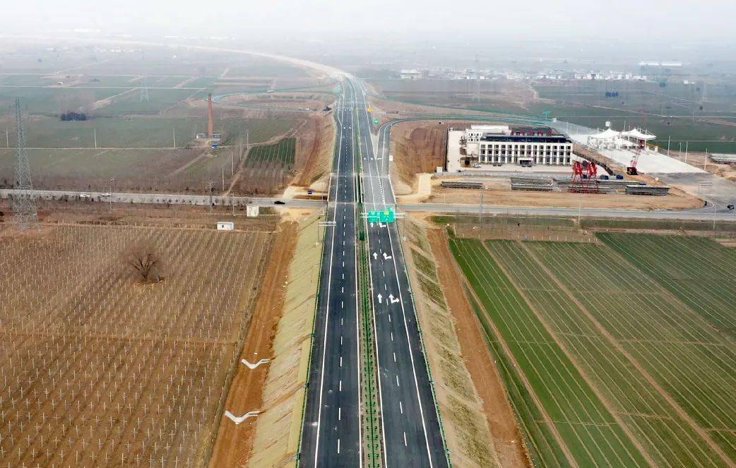 与建成的菏宝高速公路衔接,路线先向北,至鹤辉高速交叉点处向西,终点