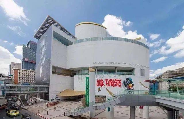 曼谷文化艺术中心建筑的四层以下是创意的商业空间,类似于商场的围绕