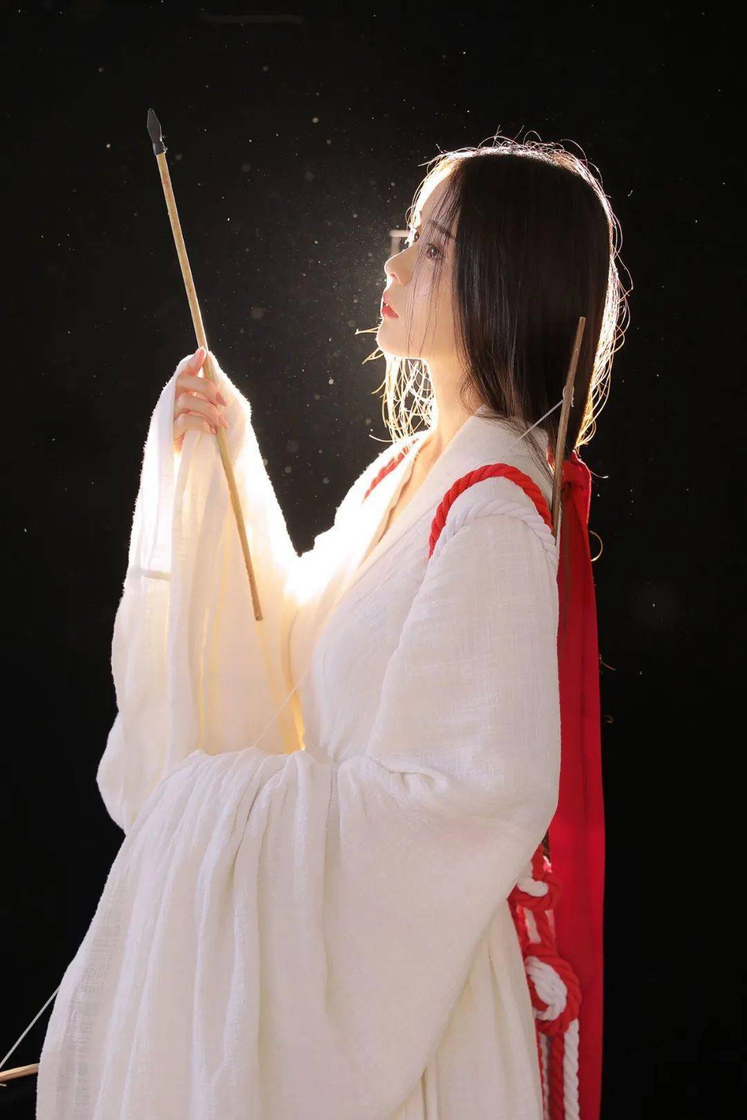 因与神明交错而发光眸光犹如璀璨星辰精致的妆容,飘逸的发丝一袭麻衣