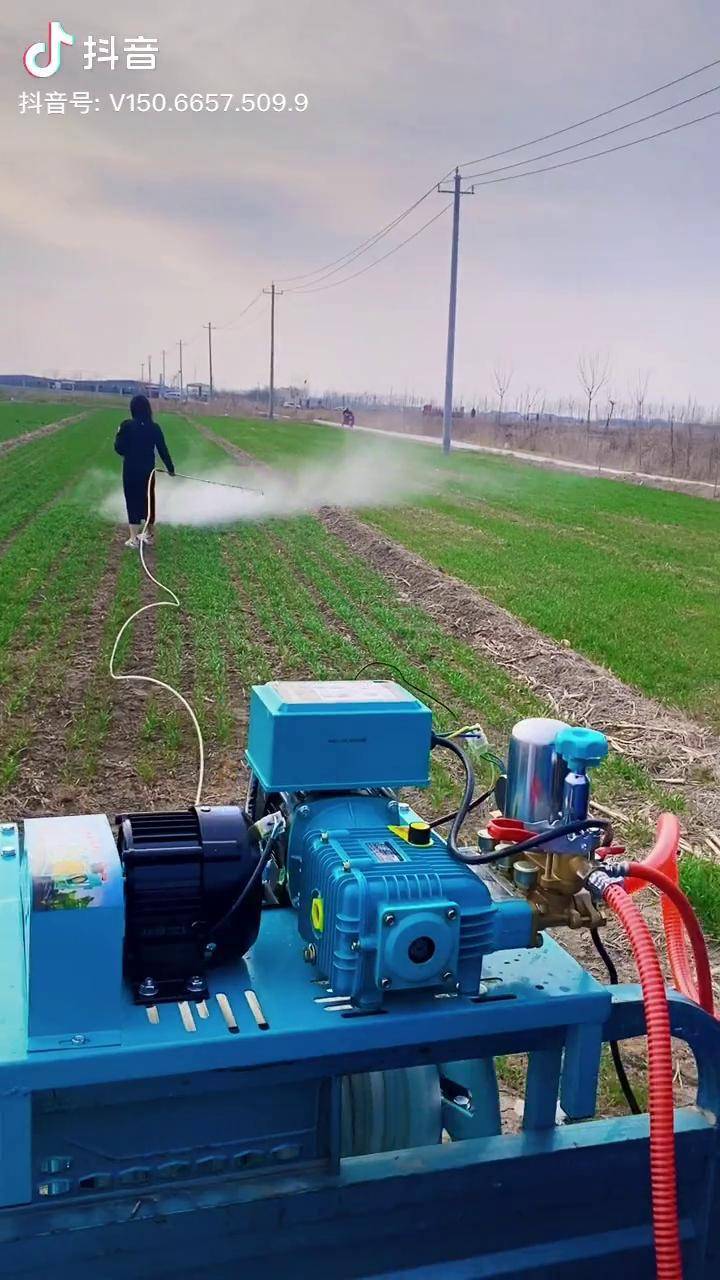 老人妇女轻松打药农业大棚农民种植农业技术农民
