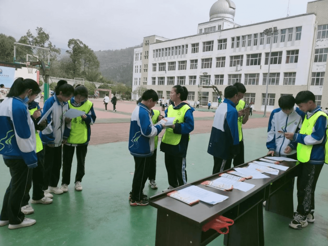 建團百年志願先行共青團青川縣委組織開展法治護航和諧大運志願服務