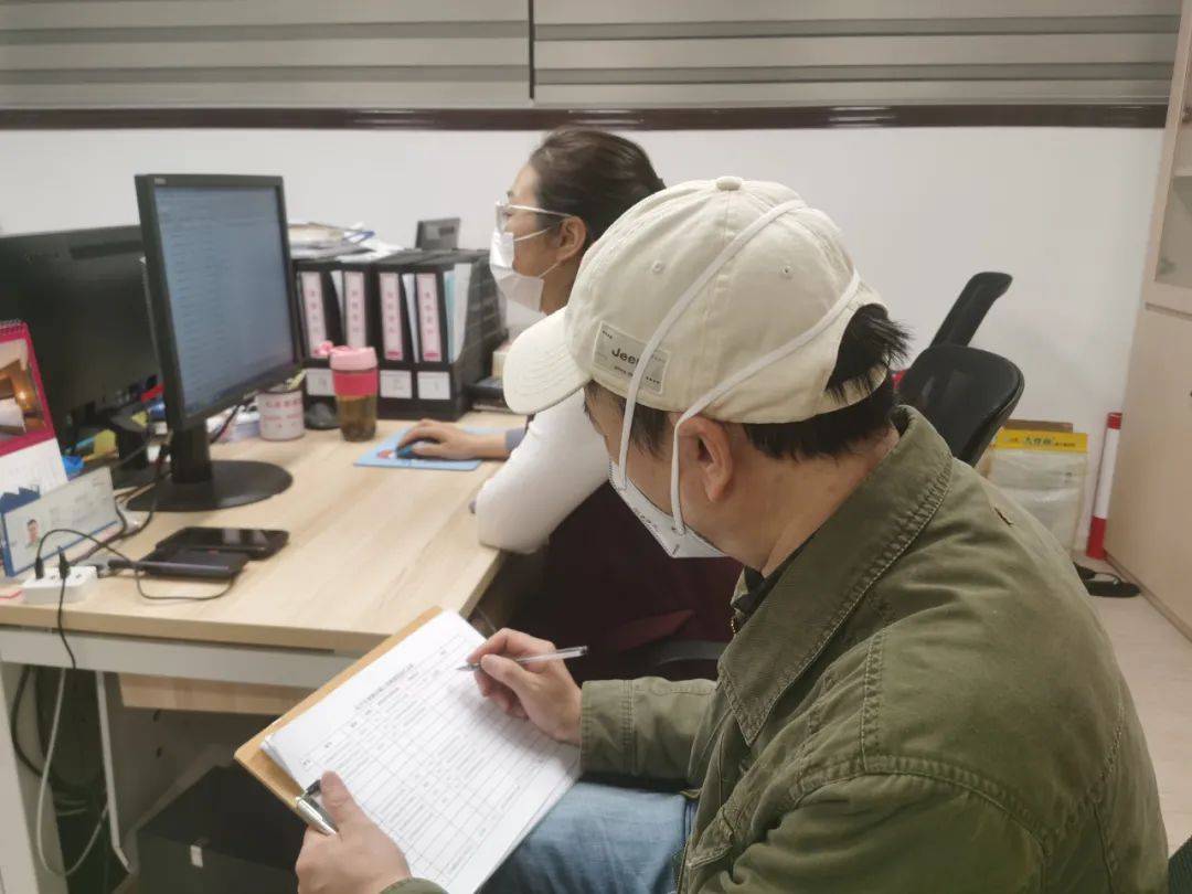 办公室,工作人员正在通过后台处理一份份居家隔离居民们在线发来的