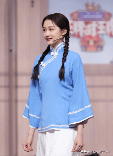 关晓彤王牌民国风造型释出麻花辫学生装清纯复古