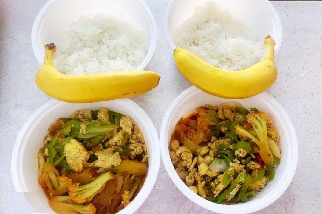 暖心丽彩万达九田家黑牛烤肉料理店为街头采血工作人员送爱心午餐