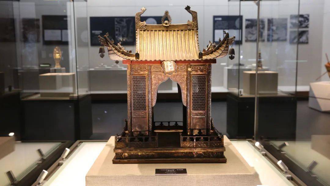 法器与佛教装饰物宫殿模型按照当时的佛殿形式制造"天封塔地宫殿"铭