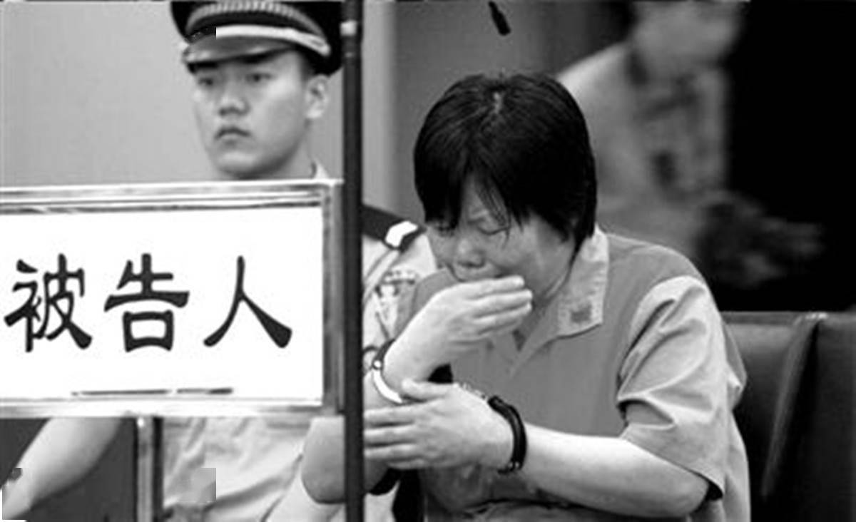 49岁妇女毒杀丈夫大姑子小叔子等44位亲属求情最终判几年