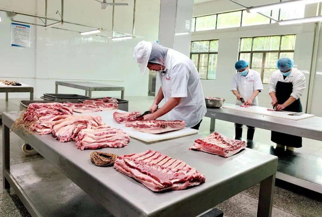 在生产车间,新鲜猪肉被切成颗粒,肥瘦肉按不同比例放入特制调料中均匀