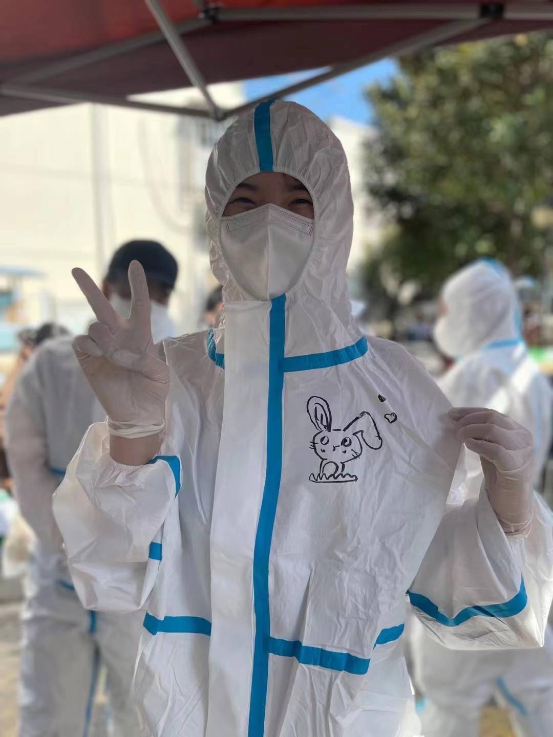 防护服下这些青年大白浑身湿透都像泡了几个小时的水池