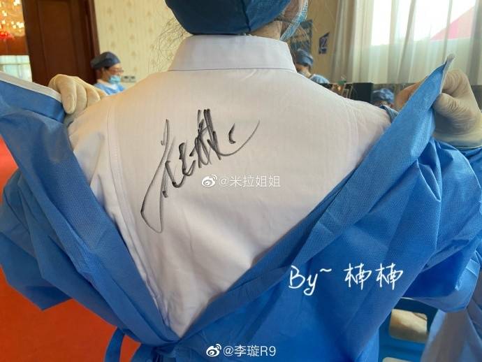 黎兵|李璇再晒签名对比照：巩汉林收藏的足球上的签名没一个是真的