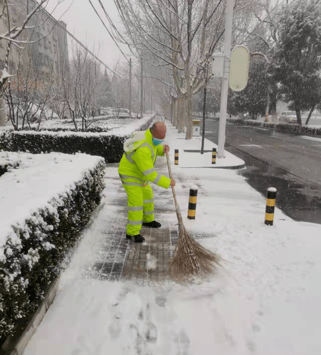 环卫工人除雪美篇图片