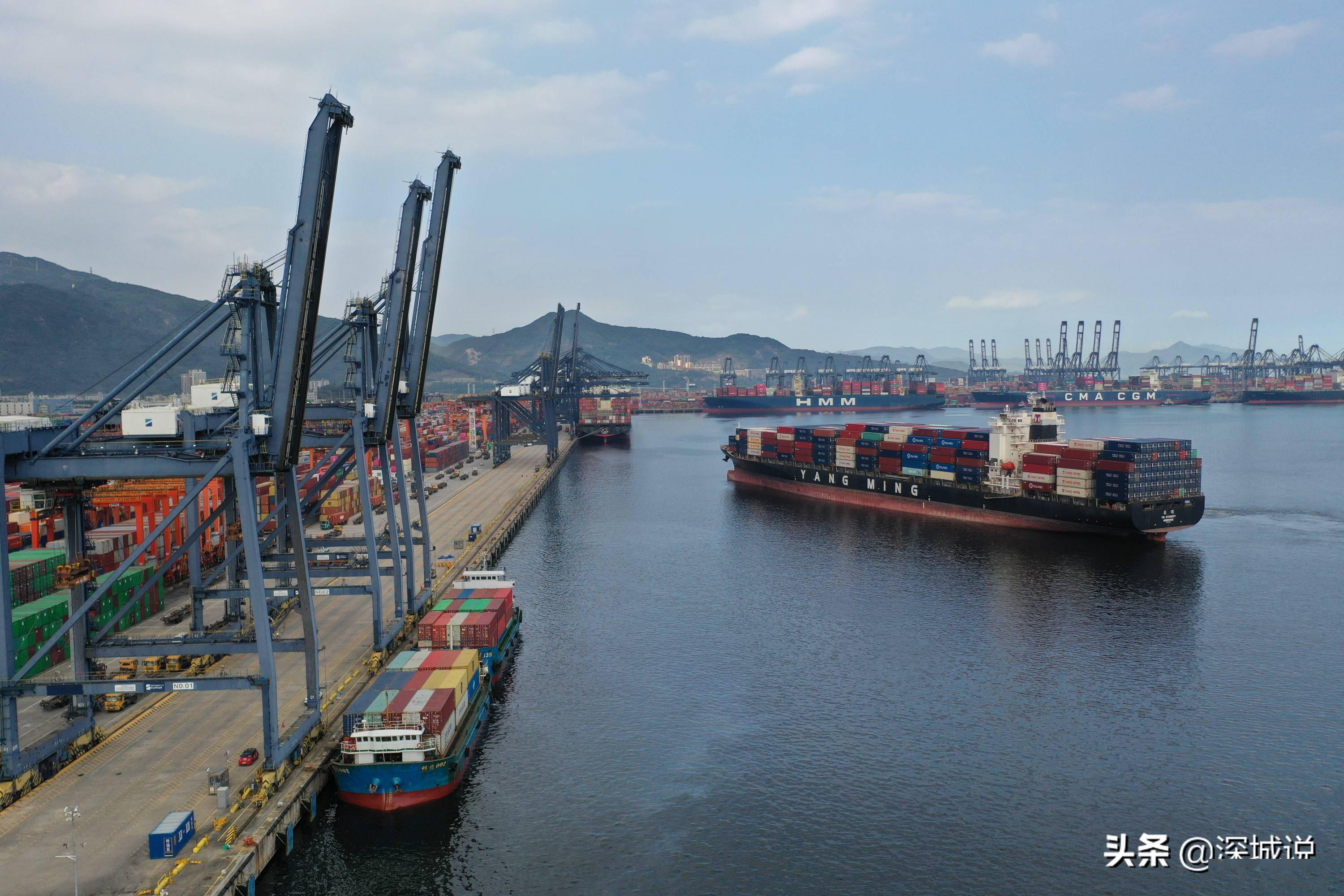 货轮驶离深圳盐田港壮观的集装箱货轮港口一角