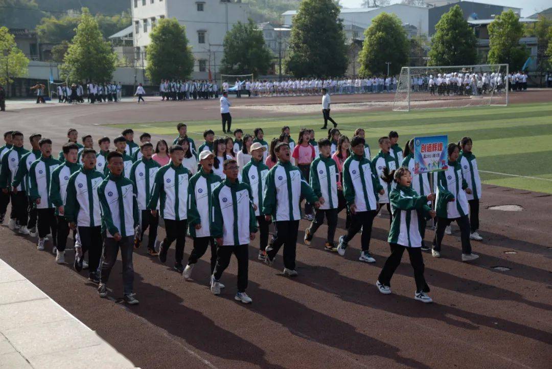 汉源县职业高级中学第三十三届春季田径运动会挥洒汗水绽放青春有你们