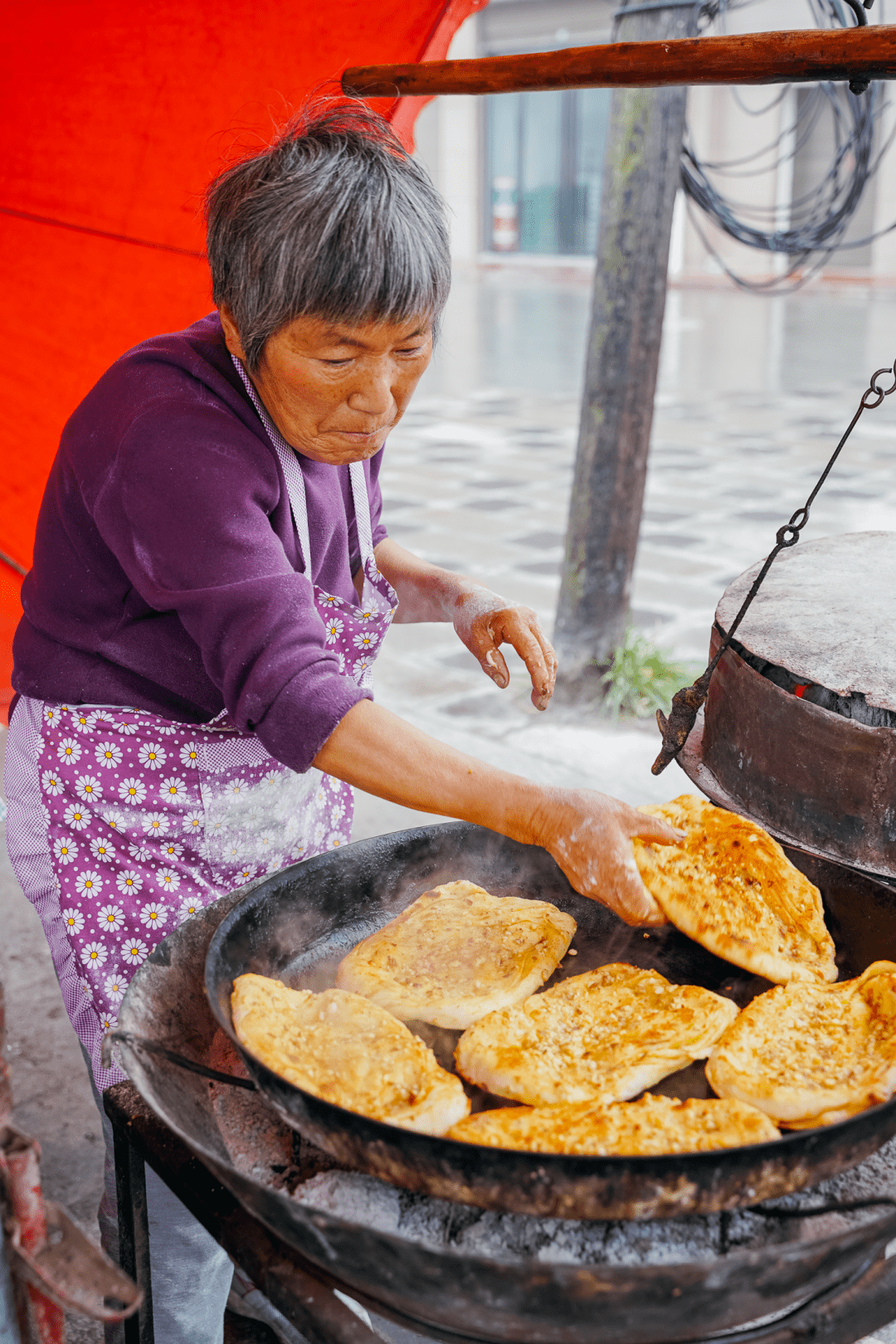 特制的上下两层烤炉,不用翻面就可以获得双倍焦脆的炕炕馍.炕炕馍看起