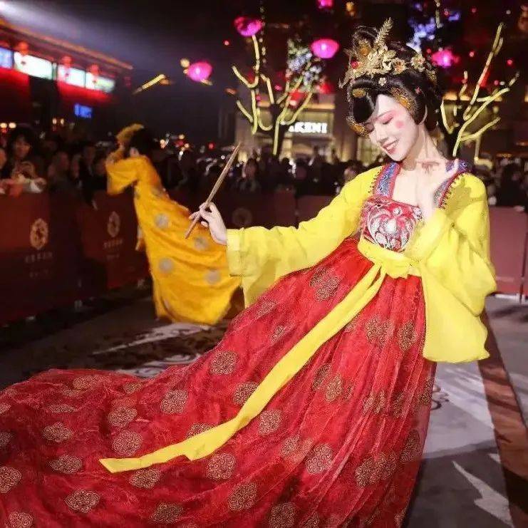 长知识丨“看鉴”长安 唐朝女子都如何玩转时尚穿搭?_唐代_胡服_石榴裙