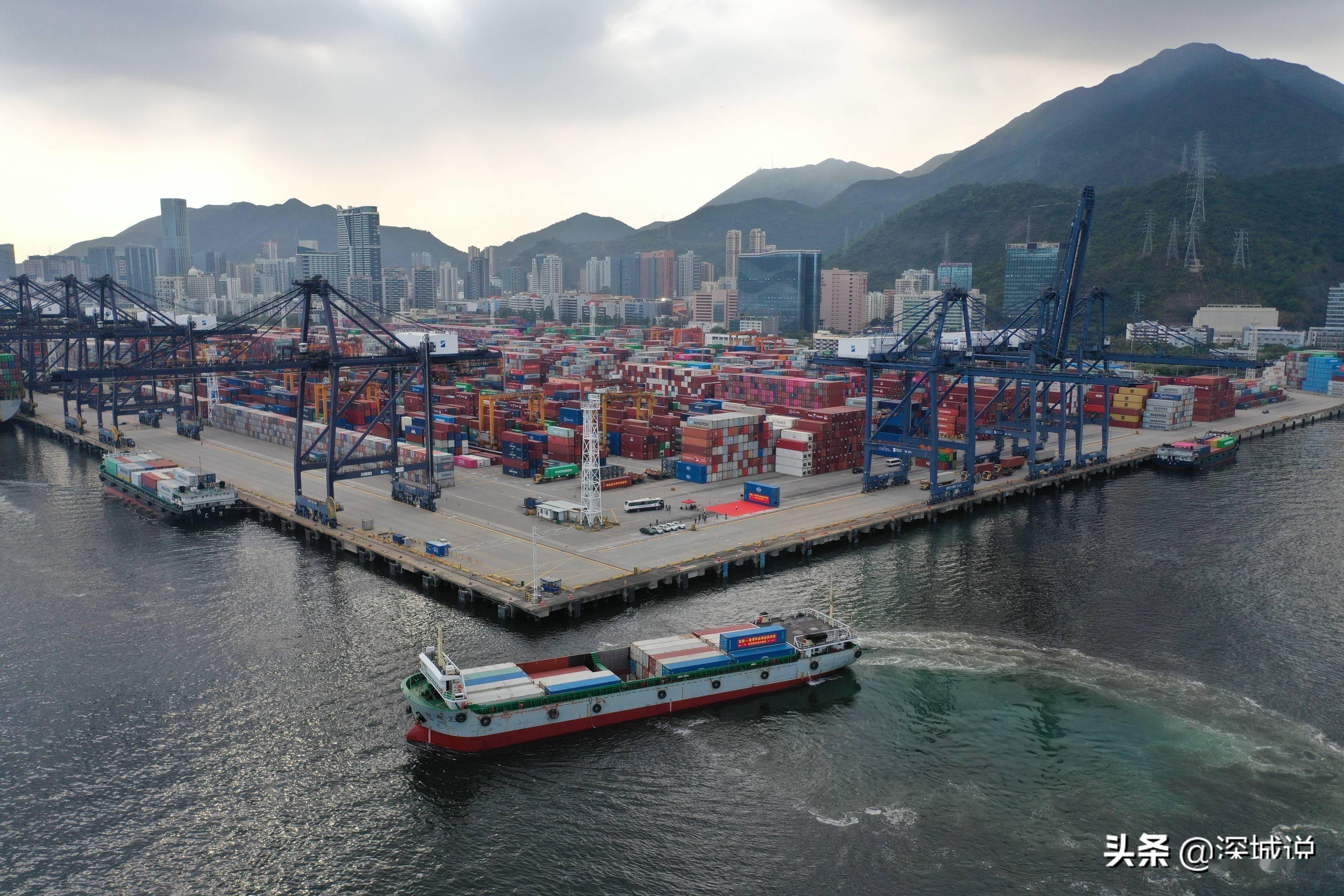 实拍繁忙的深圳港好多人不知道这里集装箱吞吐量全球第四