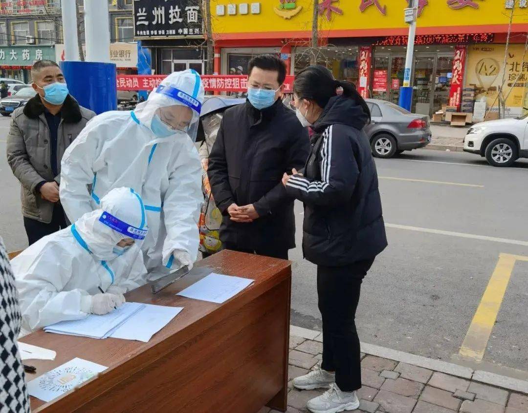 黄伟到郯城街道红花镇督导全员核酸检测工作推进情况