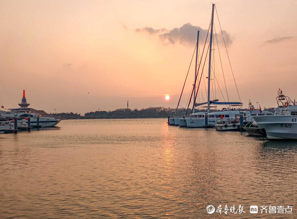 好景山东水天一色日照泻湖观日出看朝霞尽染金辉漫漫