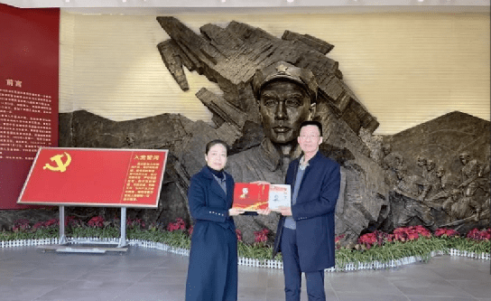 诗人臧修臣向董振堂纪念馆赠送《董振堂颂》诗卷_新河县_将军_先生