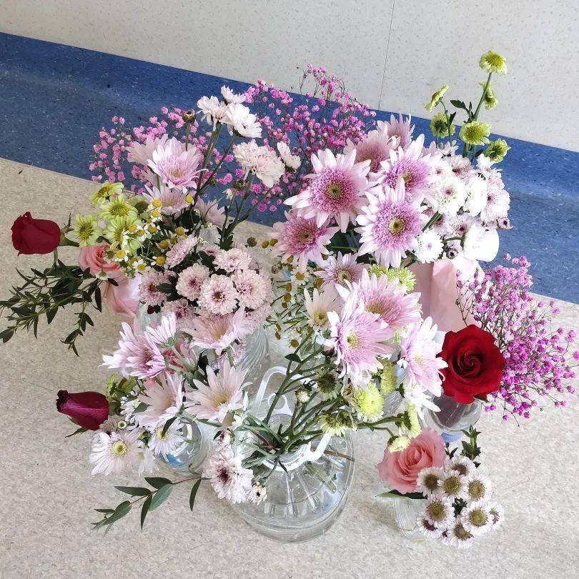 隔离病房里的一束洋甘菊是爱是守护是春天是希望