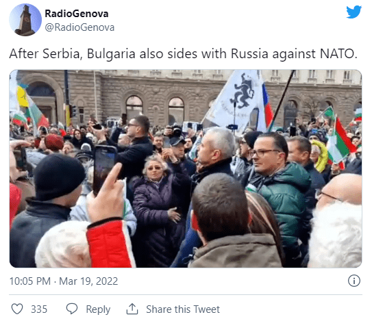 美防长与保加利亚总理会面当天，大楼外数百示威者高喊“北约滚出去”