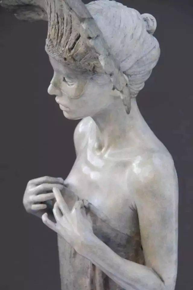戏剧性的诗意英国艺术家michaeljamestalbot的女性雕塑