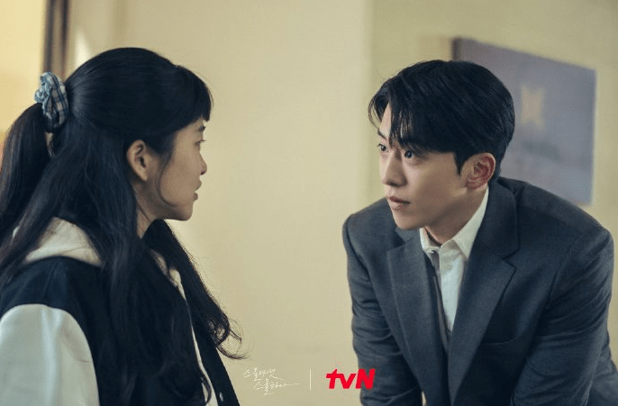 二十五二十一公开新剧照无意中听到南柱赫对话的金泰梨流泪满脸