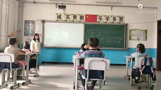 課後服務教一年級學生學習萬疆手勢舞有兩個小可愛學的很快