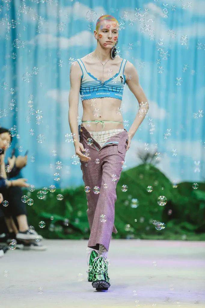 曲线 『摩多牌』— 怪诞鬼马的头号代表